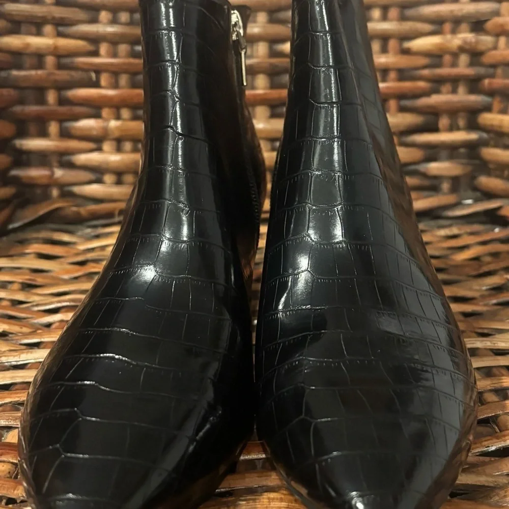 AEROSOLES Black Croc-Patterned Ankle Booties in size 9.5. Great condition !